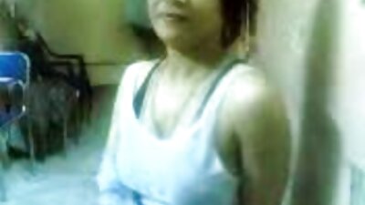 ಒಬ್ಬ ವ್ಯಕ್ತಿಗೆ ಹೊಡೆತ ನೀಡುವ ಕೆಲಸ ಮಾಡುವಾಗ ಇಬ್ಬರು ಹುಡುಗಿಯರು ಕ್ಯಾಮೆರಾವನ್ನು ದಿಟ್ಟಿಸುತ್ತಾರೆ