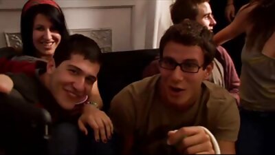 ದೊಡ್ಡ ಎದೆಯನ್ನು ಹೊಂದಿರುವ ಶ್ಯಾಮಲೆ ದೊಡ್ಡ ನಿರ್ಮಾಣದಿಂದ ಅವಳ ಬದಿಯಲ್ಲಿ ಸಿಲುಕಿಕೊಳ್ಳುತ್ತದೆ