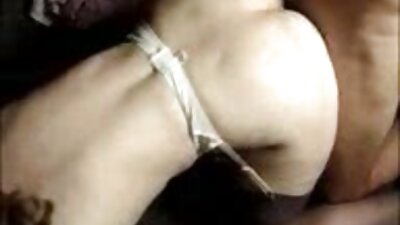 ಕೆಲವು ಒಳ್ಳೆಯ ಡಿಕ್ಗಾಗಿ ಹಾಸಿಗೆಯಲ್ಲಿ ಕರ್ವಿ ಕತ್ತೆ ವ್ಯಾಲೆಂಟಿನಾ ನಪ್ಪಿ