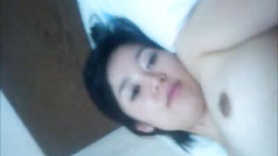 ಇಬ್ಬರು ಹುಡುಗಿಯರು ತಮ್ಮ ಪುಸಿಗಳನ್ನು ಬೇರ್ಪಡಿಸುತ್ತಾರೆ ಮತ್ತು ಅವರಿಗೆ ಡಿಕ್ ತುಂಬುತ್ತಾರೆ