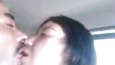 ಒಂದು ಮಾದಕ ಕೊಳ್ಳೆ ಹೊಂಬಣ್ಣದ ಕ್ಯಾಮೆರಾ ಹತ್ತಿರ ಚಿತ್ರೀಕರಣ ಮಾಡಲಾಗುತ್ತಿದೆ