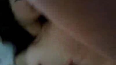 ತೆಳ್ಳನೆಯ ದೇಹ ಹೊಂದಿರುವ ಕೊಳೆಗೇರಿ ತನ್ನ ಉತ್ಸಾಹಿ ಸಂಗಾತಿಗೆ ಬ್ಲೋ ಕೆಲಸ ಮಾಡುತ್ತಿದ್ದಾಳೆ