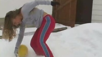 ಇಬ್ಬರು ಹುಡುಗಿಯರು ತಮ್ಮ ಪುಸಿಗಳನ್ನು ಹಾಸಿಗೆಯ ಮೇಲೆ ಕೊಂಬಿನ ವ್ಯಕ್ತಿಗೆ ತೋರಿಸುತ್ತಿದ್ದಾರೆ