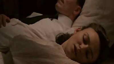 ನೈಸರ್ಗಿಕ ಚೇಕಡಿ ಹಣ್ಣನ್ನು ಹೊಂದಿರುವ ಶ್ಯಾಮಲೆ ತನ್ನ ಒದ್ದೆಯಾದ ಕಂಟ್ನಲ್ಲಿ ಸಿಲುಕಿಕೊಳ್ಳುತ್ತಿದೆ