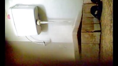 ಸೋಫಾದ ಮೇಲೆ ಬಿಸಿಯಾದ ಪುಟ್ಟ ಕೊಳೆಗೇರಿ ಒಳಗೆ ದೊಡ್ಡ ಡಿಕ್ ಅನ್ನು ಇಡಲಾಗುತ್ತಿದೆ