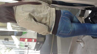 ಒಂದು ಹೊಂಬಣ್ಣವು ಎರಡು ಕಾರುಗಳ ನಡುವೆ ಇದೆ ಮತ್ತು ಅವಳು ಒಂದು ಡಿಕ್ ಬಾವಿಯನ್ನು ಹೀರುತ್ತಾಳೆ