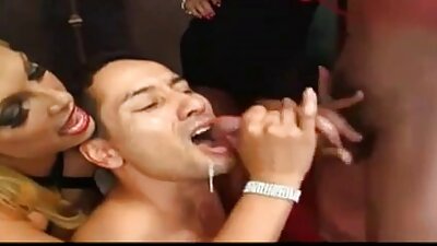 ಒಬ್ಬ ಒಂಟಿ ಹುಡುಗಿ ತನ್ನ ಒದ್ದೆಯಾದ ಪುಸಿ ಒಳಗೆ ಒಂದು ದೊಡ್ಡ ಡಿಲ್ಡೊವನ್ನು ತಳ್ಳುತ್ತಿದ್ದಾಳೆ