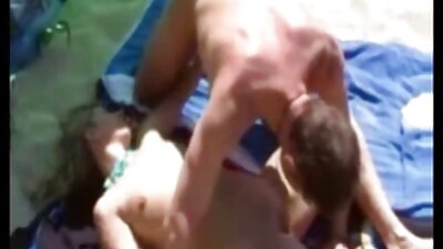 ಹೊಂಬಣ್ಣದ ಮತ್ತು ಶ್ಯಾಮಲೆ ಒಬ್ಬರಿಗೊಬ್ಬರು ತೋರಿಸುತ್ತಾರೆ ಮತ್ತು ಸೊಗಸುಗಾರ ಹೆಚ್ಚಿನ ಕಾಳಜಿಯನ್ನು ತೋರಿಸುತ್ತಾರೆ