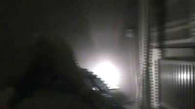 ದೊಡ್ಡ ಚಪ್ಪಲಿಗಳನ್ನು ಹೊಂದಿರುವ ಇಬ್ಬರು ಹೊಂಬಣ್ಣದ ಮಹಿಳೆಯರು ಮೋಜಿನ ತ್ರಿವಳಿ ಮಾಡುತ್ತಿದ್ದಾರೆ