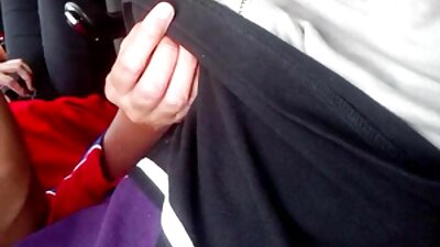 ತೆಳ್ಳಗಿನ ಶ್ಯಾಮಲೆ ತನ್ನ ಕೈಯನ್ನು ಪರವಾಗಿ ಎಳೆಯಲು ಡಿಕ್ ಮೇಲೆ ಇರಿಸುತ್ತದೆ