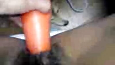 ಹದಿಹರೆಯದ ಸ್ಲಿಮ್-ಆಕಾರದ ಹುಡುಗಿಯ ಸುರುಳಿಯಾಕಾರದ ಕೂದಲಿನ ಬ್ಯಾಂಗ್ಸ್ ಯೋನಿಯೊಂದಿಗೆ ಯುವಕ