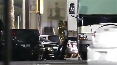 ಇಬ್ಬರು ಹೆಂಗಸರು ತಮ್ಮ ಕಾಲುಗಳನ್ನು ತೆರೆದು ಒಳ್ಳೆಯ ಸಮಯವನ್ನು ತೋರಿಸುತ್ತಾರೆ