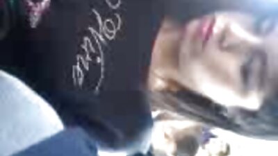 ಪುಟಾಣಿ ಹುಡುಗಿ ತನ್ನ ಕ್ಷೌರದ ಪುಸ್ ಅನ್ನು ಮಸಾಜ್ ಪಾರ್ಲರ್‌ನಲ್ಲಿ ಸಿಕ್ಕಿಸಿದಳು