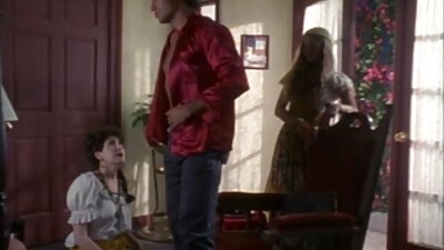 ದೊಡ್ಡ ಚೇಕಡಿ ಹಕ್ಕಿಯನ್ನು ಹೊಂದಿರುವ ಹೊಂಬಣ್ಣವು ತನ್ನ ಆಟಿಕೆಗಳೊಂದಿಗೆ ತನ್ನ ಸ್ನೇಹಿತನನ್ನು ತಬ್ಬಿಕೊಳ್ಳುತ್ತಿದೆ