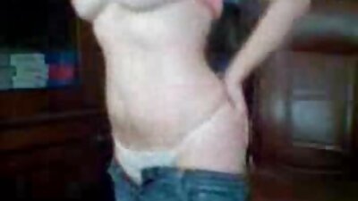 ದೊಡ್ಡ ಎದೆಯೊಂದಿಗೆ ಹೊಂಬಣ್ಣವು ಅವಳ ಒದ್ದೆಯಾದ ಕಂಟ್ ಅನ್ನು ಪ್ಲಗ್ ಅಪ್ ಮಾಡುತ್ತಿದೆ