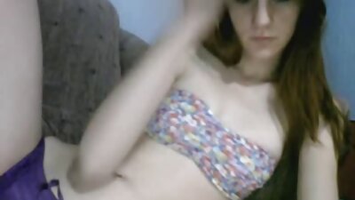 ಕಪ್ಪು ಸ್ಟಾಕಿಂಗ್ಸ್‌ನಲ್ಲಿ ದಿಗ್ಭ್ರಮೆಗೊಳಿಸುವ ಹುಡುಗಿ ಗಟ್ಟಿಯಾದ ಮತ್ತು ದೊಡ್ಡ ಕೋಳಿಯನ್ನು ಸವಾರಿ ಮಾಡುತ್ತಾಳೆ