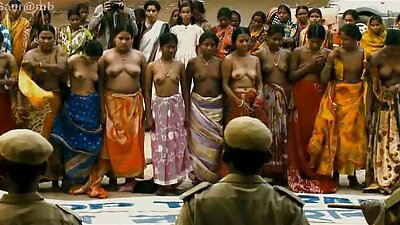 ಸುರುಳಿಯಾಕಾರದ ಕೂದಲಿನ ಮರಿ ಇಂದು ತನ್ನ ಪುಸಿ ಗಟ್ಟಿಯಾಗಿ ಫಕ್ ಮಾಡುತ್ತಿದೆ