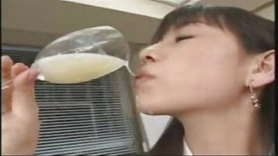 ಕಿಂಕಿ ಮಹಿಳೆ ತನ್ನ ಉದ್ದ ಕಾಲುಗಳನ್ನು ಪೋರ್ನ್ ಸ್ಪಾ ಮಸಾಜ್ ಮೇಜಿನ ಮೇಲೆ ಹರಡುತ್ತಿದ್ದಾಳೆ