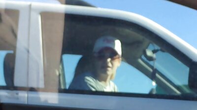 ಇಬ್ಬರು ಹುಡುಗಿಯರು ಒಬ್ಬ ಹುಡುಗನಿಗೆ ಬಿಸಿ ತ್ರಿವಳಿಗಳಲ್ಲಿ ಉತ್ತಮ ಸಮಯವನ್ನು ತೋರಿಸುತ್ತಾರೆ