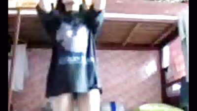 ರೆಡ್‌ಹೆಡ್ ತನ್ನ ಮನುಷ್ಯನ ಡಿಕ್‌ನೊಂದಿಗೆ ಹಾಸಿಗೆಯ ಮೇಲೆ ತನ್ನನ್ನು ಆನಂದಿಸುತ್ತಾಳೆ